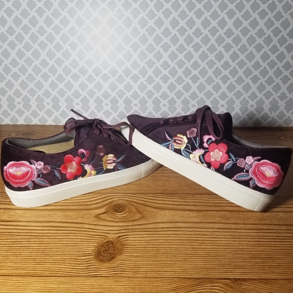 Sketchers new 8.5 embroidered shoes